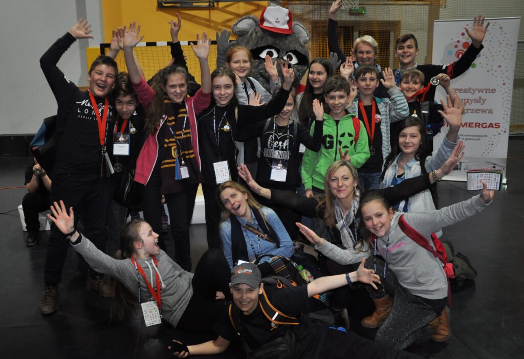 Zdjęcie grupowe uczniów wraz ze swoimi opiekunkami