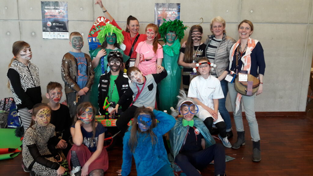 Zdjęcie grupowe przebranych uczniów wraz z ich opiekunkami