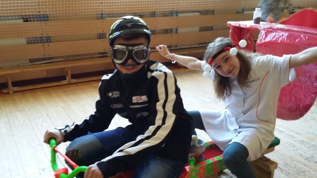 Uczniowie w przebraniu na sali gimnastycznej