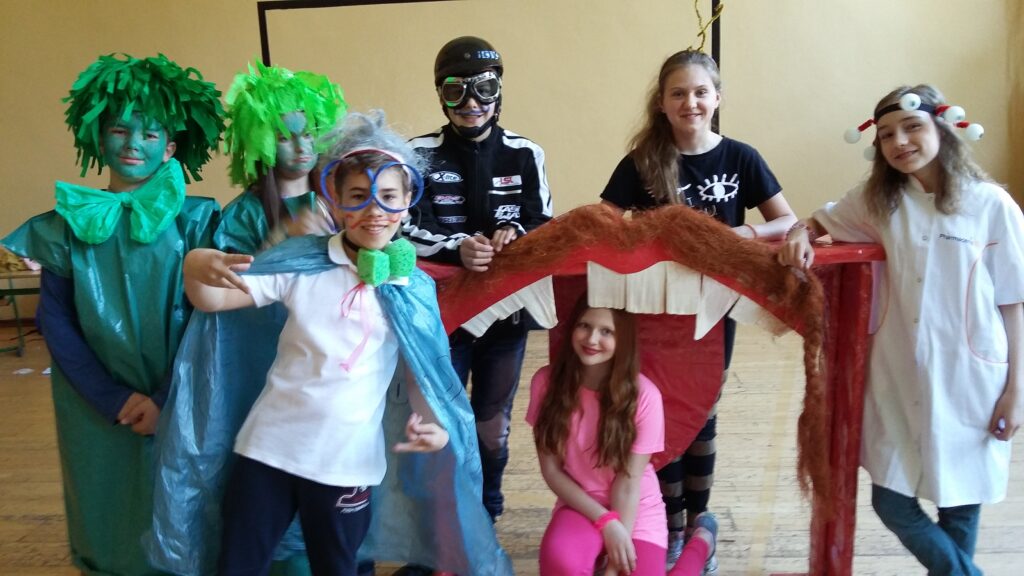 Uczniowie w przebraniu na sali gimnastycznej