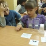 Uczniowie przy szkolnej ławce podczas lekcji