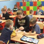 Uczniowie przy szkolnej ławce podczas lekcji