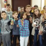 Grupa uczniów prezentuje łamigłówki, różnego rodzaju "kostki Rubika"