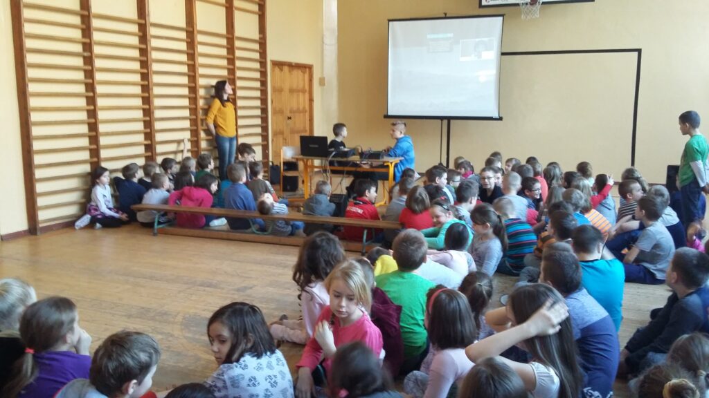 Prezentacja multimedialna na sali gimnastycznej