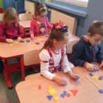 Uczniowie przy szkolnej ławce podczas lekcji