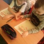 Uczniowie przy szkolnej ławce podczas lekcji