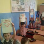 Uczniowie przy szkolnej ławce podczas lekcji