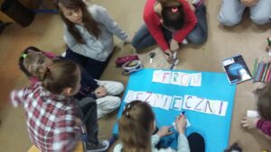 Uczniowie wykonują plakat o temacie "Cyfrowo bezpieczni"